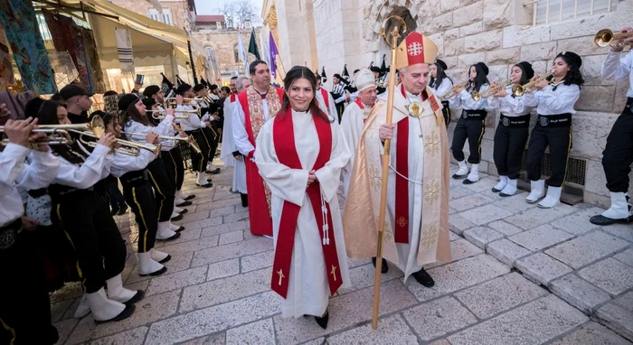 Sally Azar a fost hirotonită de tatăl ei, episcopul Sani Azar (foto: Facebook Lutheran Church)
