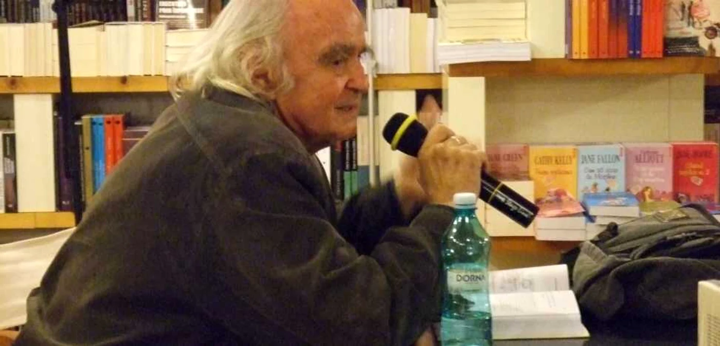 Poetul Emil Brumaru la lansarea volumului "Opere III - Cerşetorul de cafea", apărut la Editura Polirom. FOTO Veronica D. Niculescu