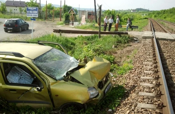 Autoturismul marca Opel Agila a fost distrus aproape în totalitate în urma impactului FOTO ziaruldeiasi.ro