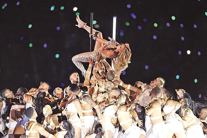 Jennifer a făcut acrobaţii în timpul show-lui