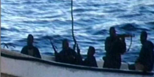 Marinarii români sechestrați de somalezi se întorc vineri la Bucureşti