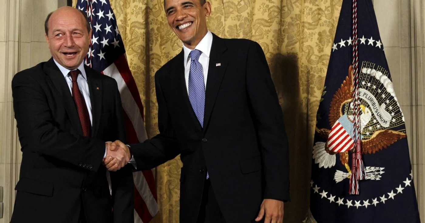Președintele României stă alături de cel al Statelor Unite, Barack Obama, în timpul unei întâlniri la Praga. 