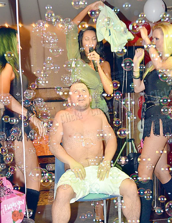 Nicoleta a coborât de  pe scenă şi a stat de vorbă  cu fanii, chiar dând autografe