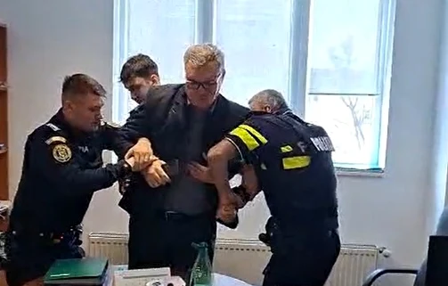 Mirel Idorași a fost scos în cătușe din instituție FOTO: captură video