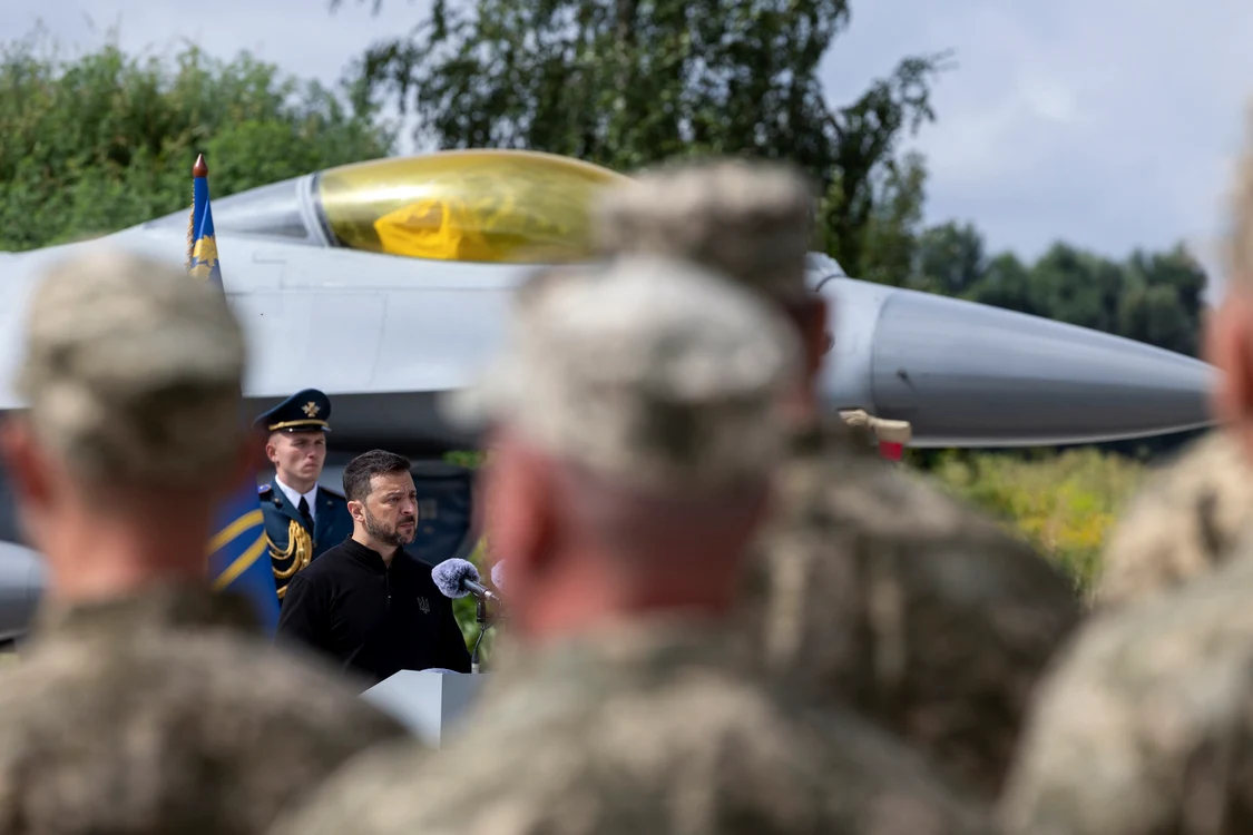 Zelenski, în 2024, prezentând primele avioane F-16 sosite în Ucraina. FOTO arhivă EPA-EFE