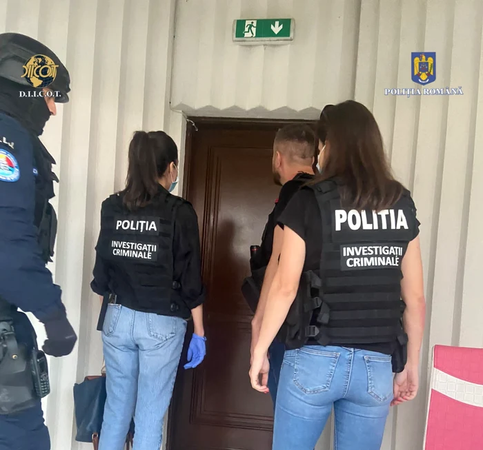 Polițiștii de la Investigații Criminale au făcut percheziții FOTO: DIICOT