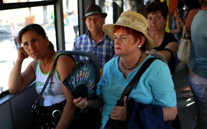 Pensionarii vor primi un card de validare a călătoriilor. FOTO Adevărul