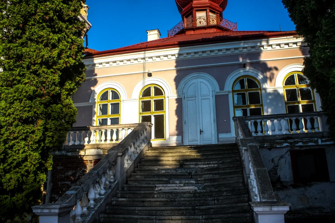 Castelul de la Arcalia poate fi admirat doar din afară, ploaia degradând acoperişul, care riscă să se prăbuşească pe cei care se încumetă să intre FOTO: Bianca Sara