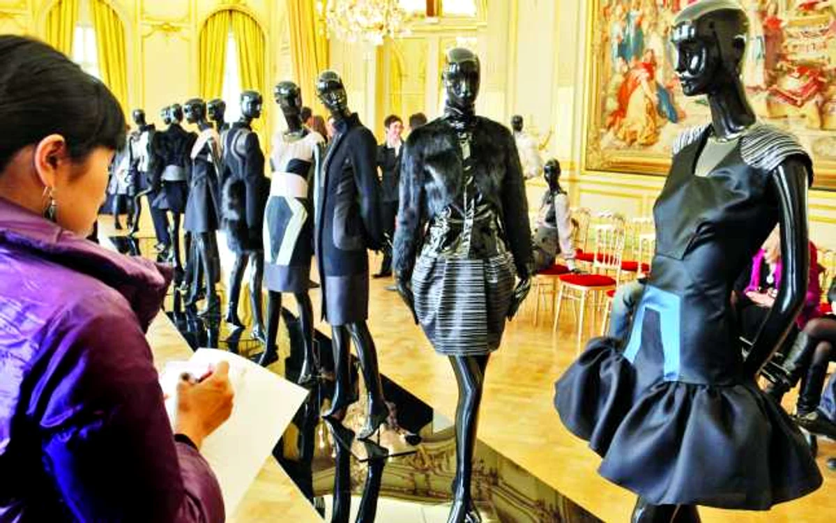 Manechine îmbrăcate la Săptămâna Modei de la Paris. FOTO Reuters