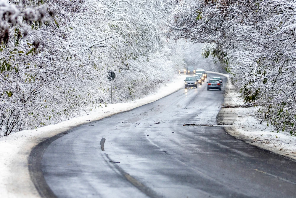 Cod portocaliu și galben de ninsoare în mai multe județe. Vremea se va răci accentuat în cea mai mare parte a țării