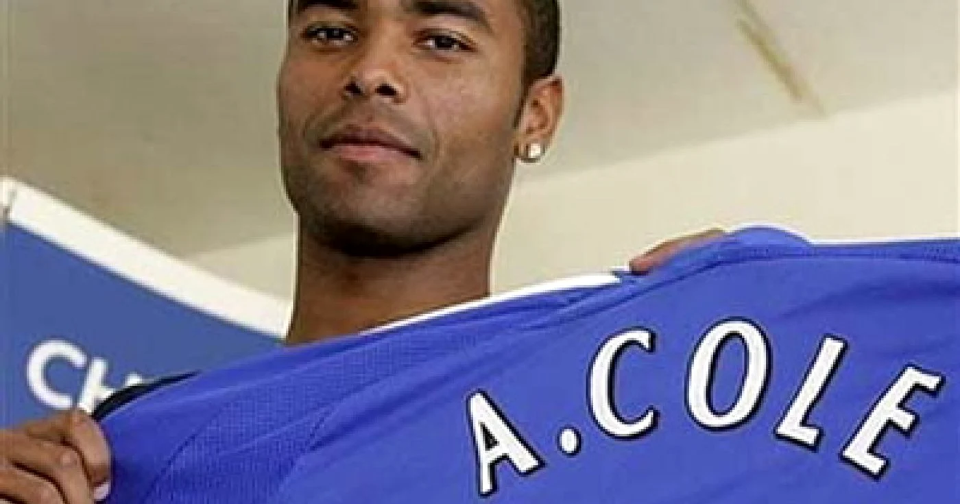 FOTBAL: Ashley Cole şi-a prelungit contractul Chelsea până în 2013