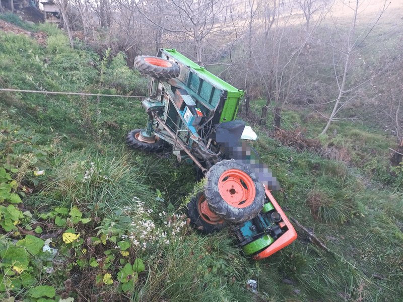 Un bărbat a murit strivit de tractorul cu care s-a răsturnat într-o răpă, în Argeș