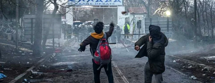 Migranţi la graniţa dintre Turcia şi Grecia FOTO AFP