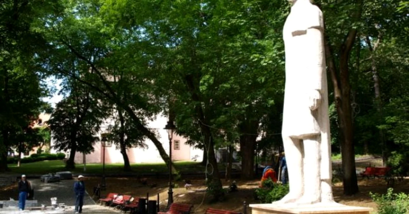 Copiii sunt aşteptaţi în faţa statuii lui Mihai Eminescu, la spectacol. D.G.