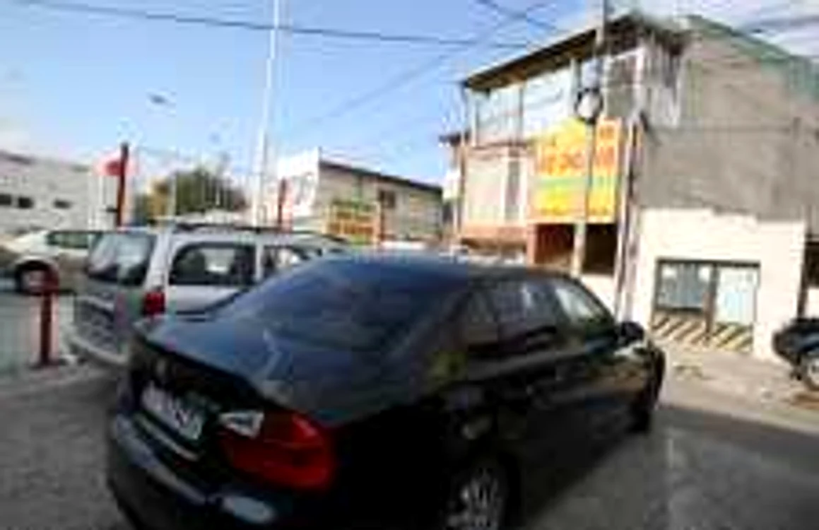 Parcarea unde ziariştii turci au lăsat maşina 