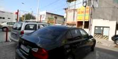 Parcarea unde ziariştii turci au lăsat maşina