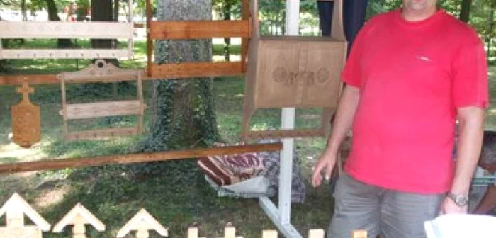 Râmnicu Vâlcea: Silviu Manda, de 10 ani sculptează troiţe în miniatură