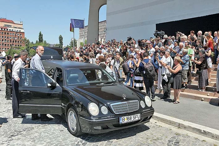 Sute de oameni l-au aplaudat pe maestru 15 minute în fața Teatrului Național