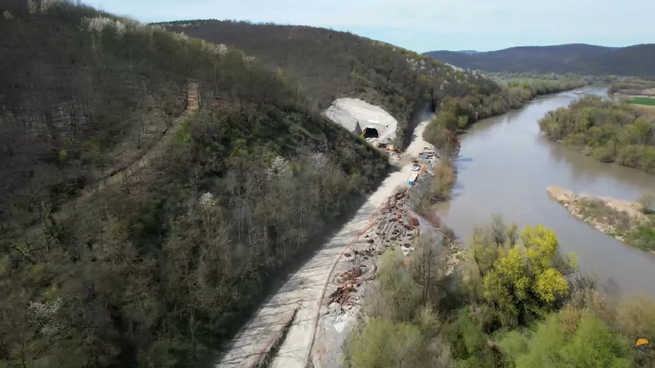 Tunelul Bătuţa se află pe tronsonul de cale ferată Simeria-KM 614, Foto: Facebook API