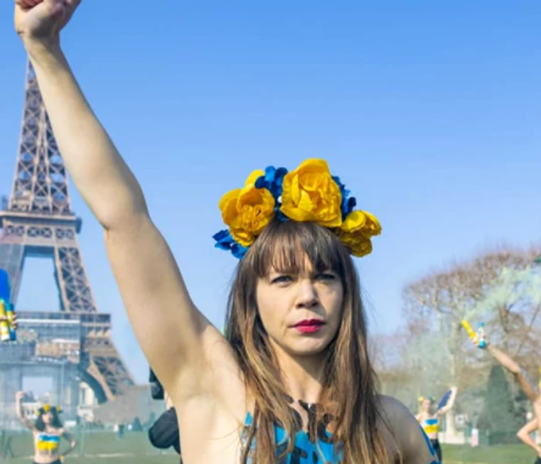 Protest în sânii goi în Paris, împotriva invaziei ruse din Ucraina Foto: Facebook