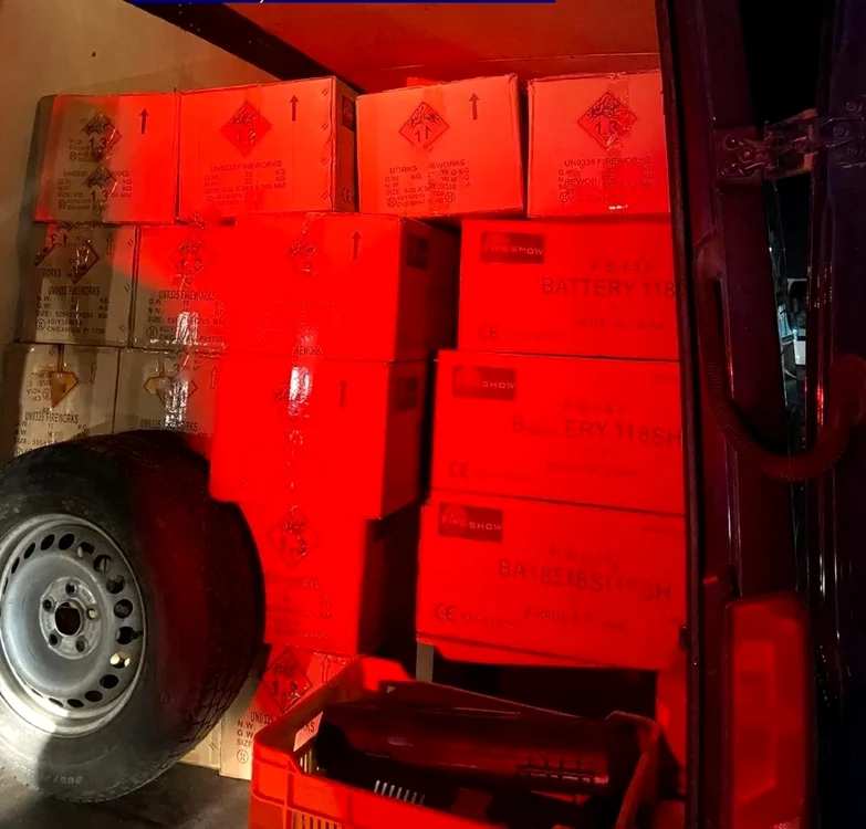 Mașina oprită pe Centura Capitalei era plină cu ”bombe” ilegale, ambalate în cutii