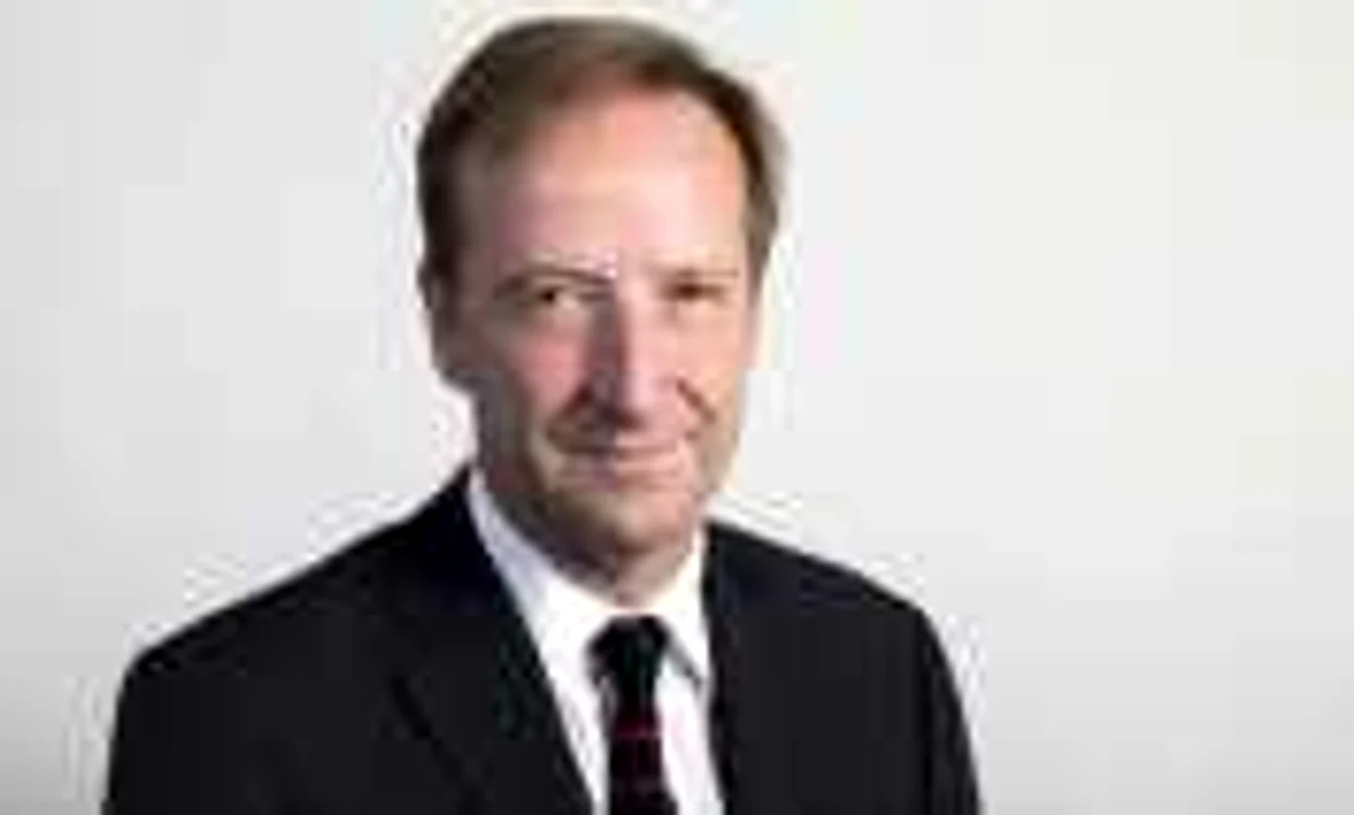 Şeful MI6 Alex Younger
