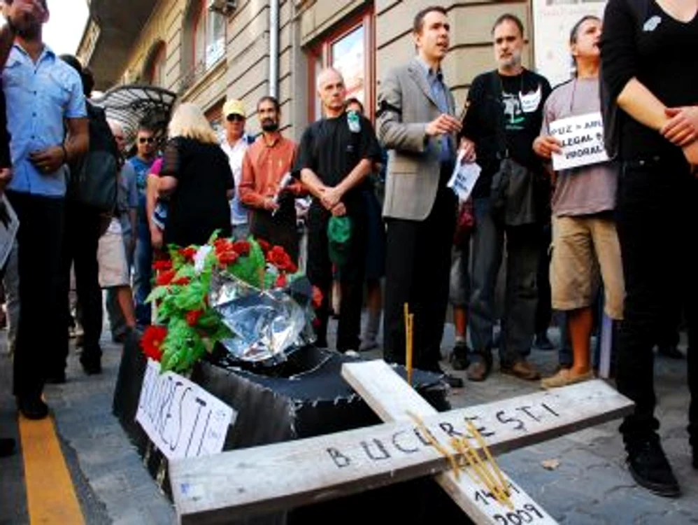 
    Oamenii aproape că le-au blocat aleşilor locali intrarea în Primăria Capitalei  