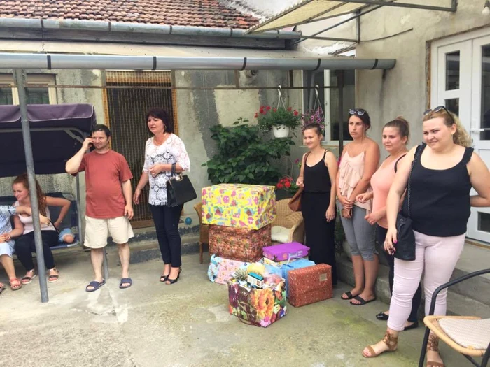 Studenţii au mers cu pachete la familia respectivă FOTO Adevărul