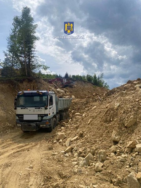 Autoutilitară de zeci de mii de euro, confiscată de polițiști pentru că era folosită la minerit ilegal FOTO 