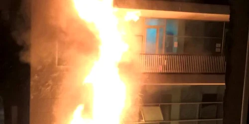 Incendiul a distrus o parte din faţada clădirii. FOTOISU Braşov