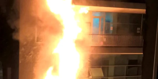 Incendiul a distrus o parte din faţada clădirii. FOTOISU Braşov
