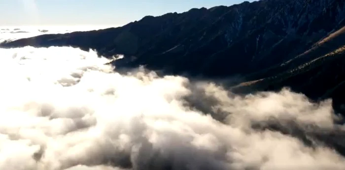 Imagini spectaculoase cu Parcul Naţional Piatra Craiului învăluit în ceaţă