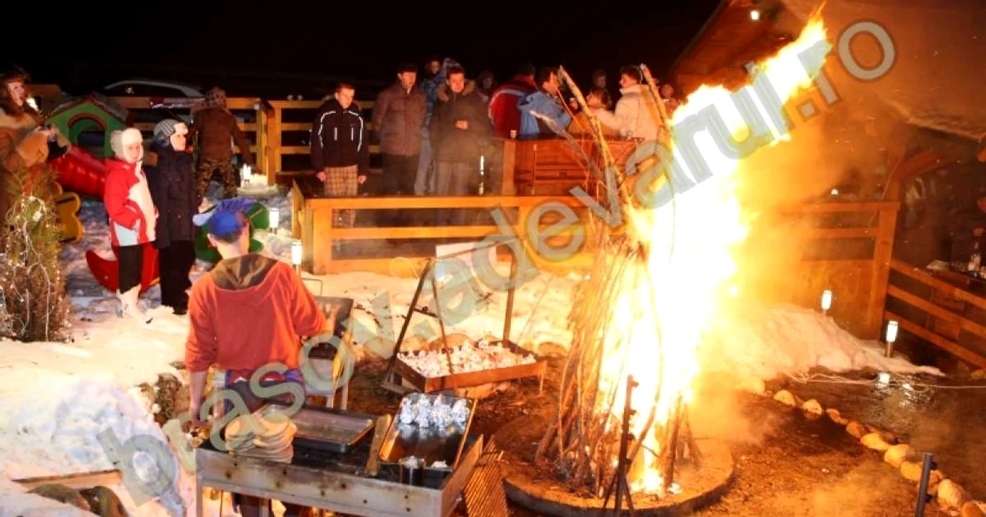 Turiştii au petrecut în jurul focului. Foto: Bogdan Crăciun