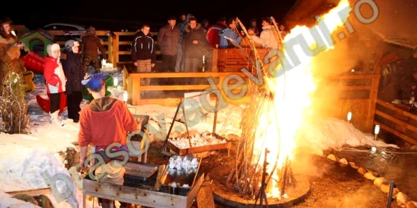 Turiştii au petrecut în jurul focului. Foto: Bogdan Crăciun