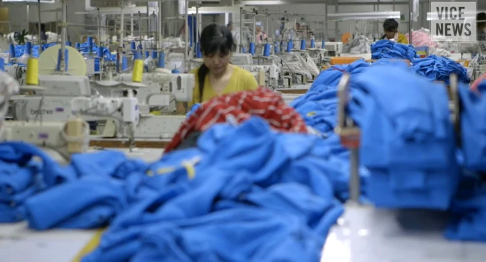 Angajatele fabricilor de textile din Cambodgia sunt plătite cu 80 de dolari pe lună FOTO: Captură video YouTube