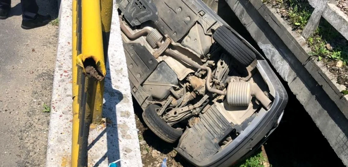 Accident grav pe DN7 - E81 Valea Oltului în Bujoreni - Vâlcea un autoturism s-a răsturnat în şanţ Foto Adevărul