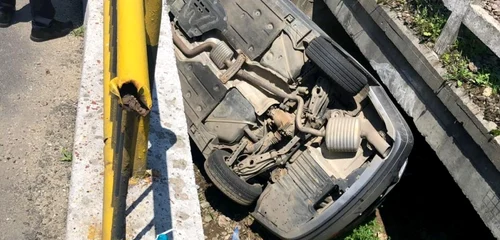 Accident grav pe DN7 - E81 Valea Oltului în Bujoreni - Vâlcea un autoturism s-a răsturnat în şanţ Foto Adevărul