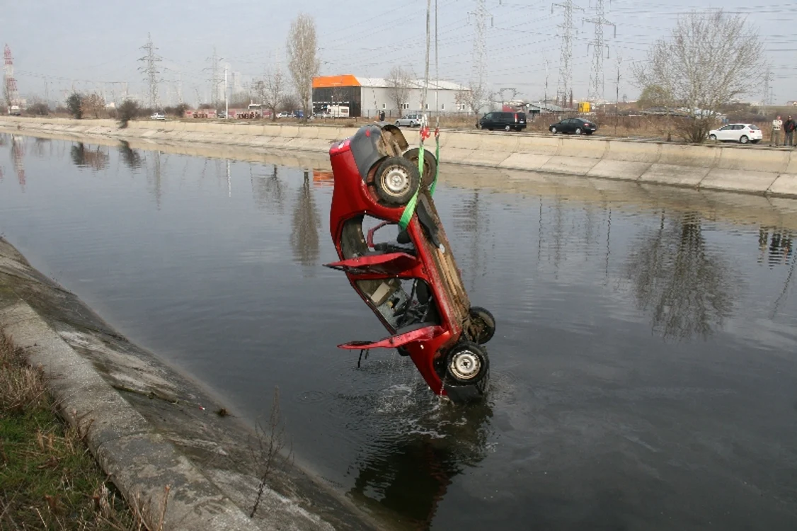 Mașina a fost scoasă din Dâmbovița cu macaraua