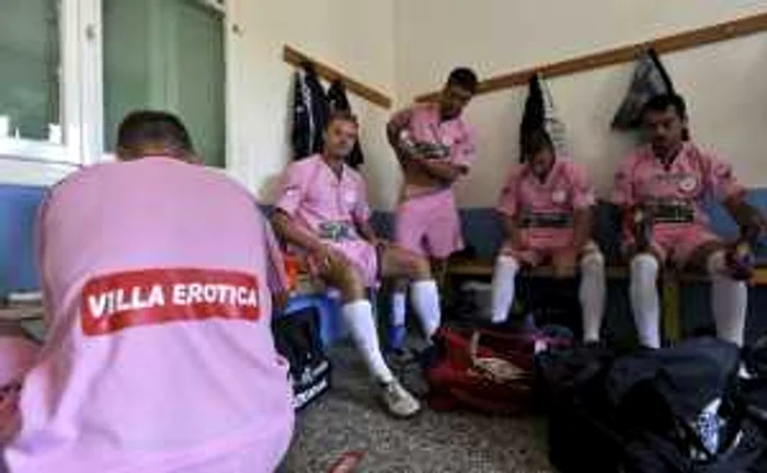 Echipa Voukefalas din Grecia face reclamă unui bordel