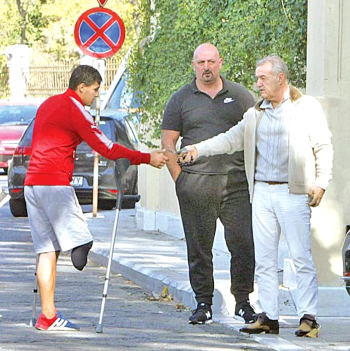 Fără să se oprească din mers, artistul i-a întins omului câteva bancnote de 1 leufotografii: mihai ionescu