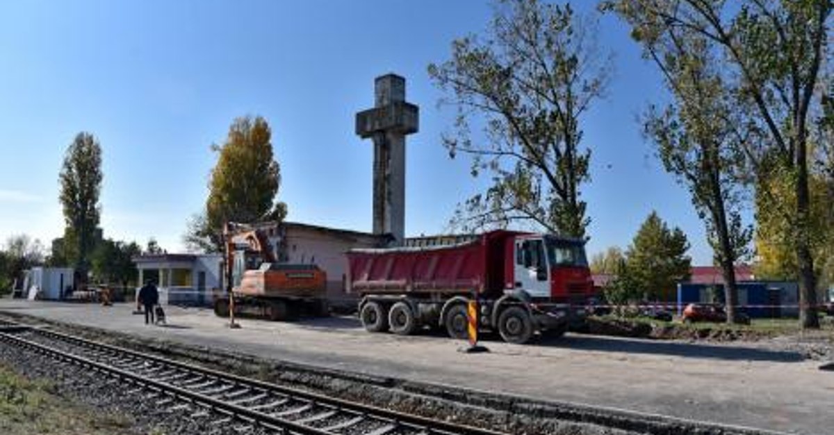 Gara din România pe care italienii au pus-o la pământ. Se ridică o clădire modernă, echipată cu facilități de top, o magazie, containere și antene