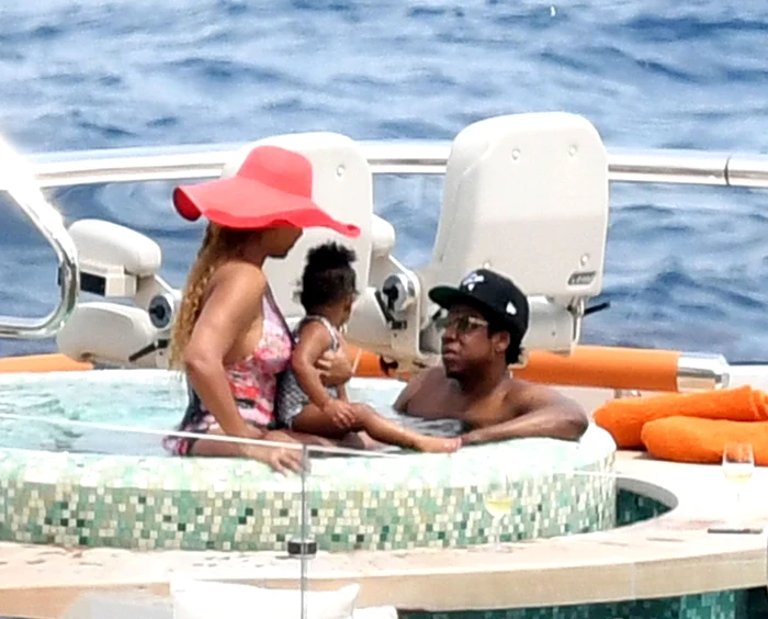 *PREMIUM EXCLUSIVE* Beyonce and Jay Z pictured relax together in the jacuzzi on their luxury yacht in Capri! *MUST CALL FOR PRICING* *STRICT WEB EMBARGO UNTIL 7pm UK TIME ON 25/07/18* jpeg