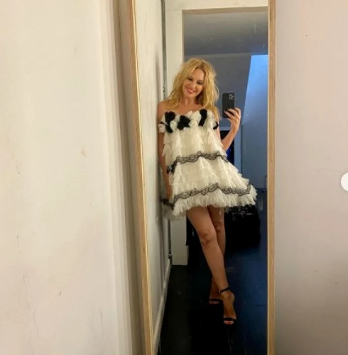 Kylie Minogue pozează sexy și la 52 de anifoto: Instagram