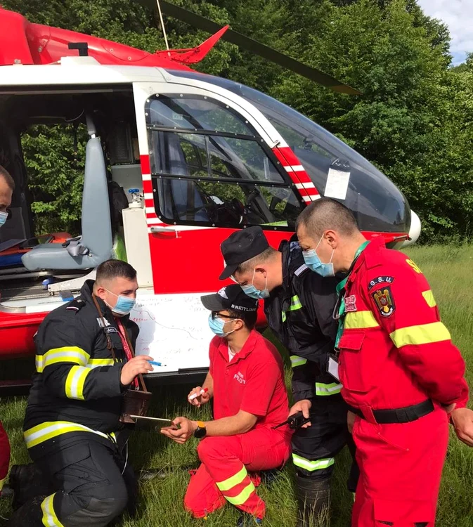 Copilul de 4 ani, luat de viituri, a fost căutat de salvatori cu elicopterul, în această dimineață, și a fost găsit mort