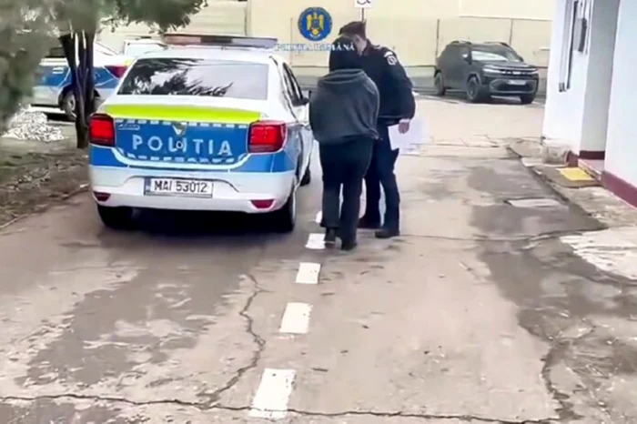 Adolescenta agresoare a fost reţinută de poliţie. FOTO: Poliţia Română