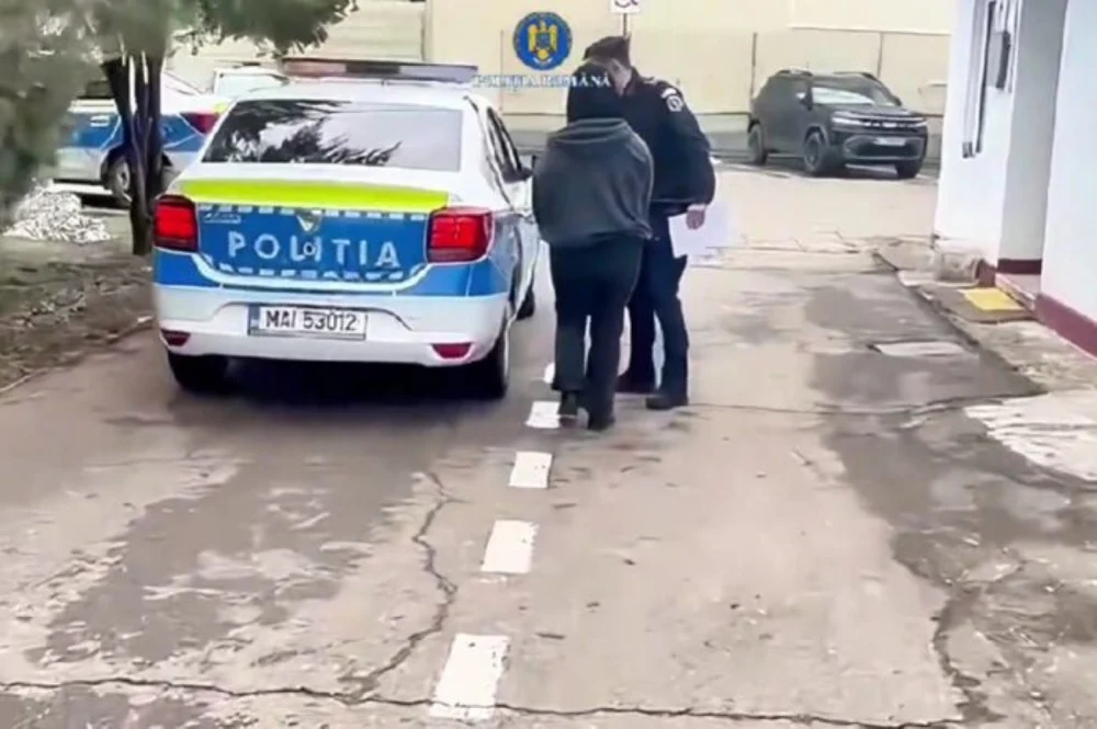 Adolescentă de 15 ani, bătută și înțepată cu un briceag de o colegă, la instigarea fostului iubit, într-un parc din Ploiești. Agresorii au fost reţinuţi
