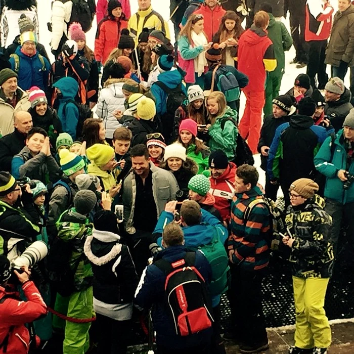 Felix baumgartner a fost asaltat de un grup de tineri entuziaşti