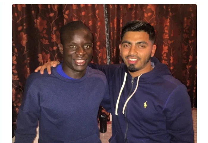 
    N'Golo Kanté, alături de necunoscutul care l-a primit în casa lui  