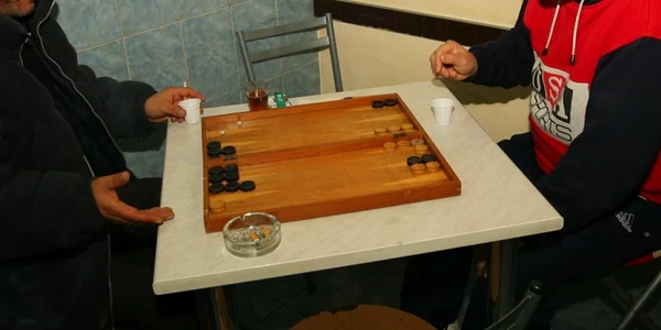 Cei doi săteni au jucat table în casa victimei.