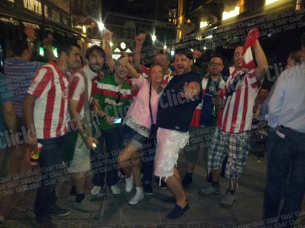 Tavi Colen în mijlocul fanilor basci.